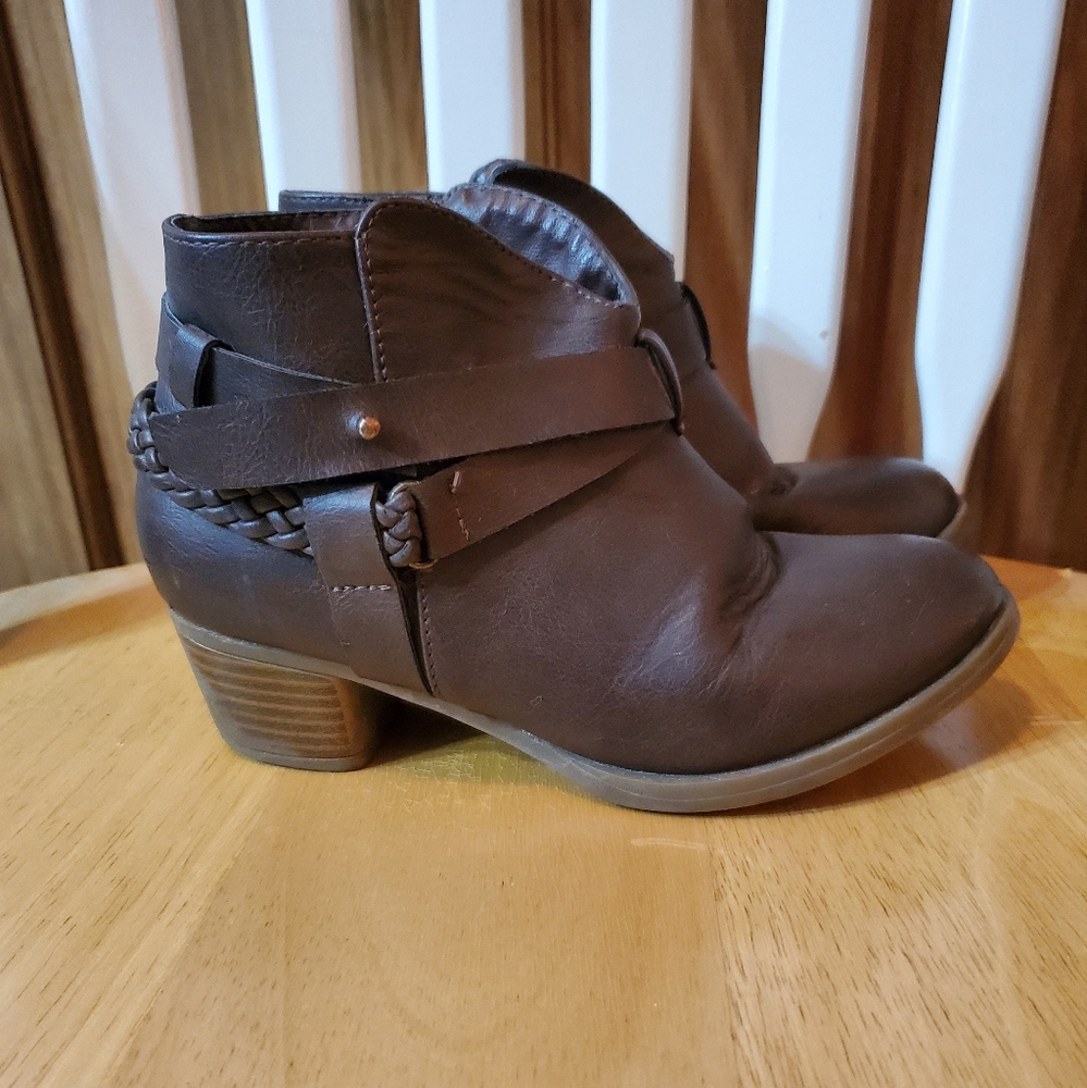 Girls size 1 boots